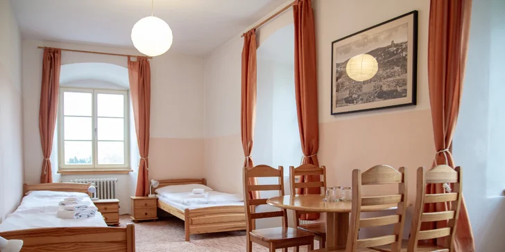 Pobyt v rustikálním hotelu z roku 1813 v historickém centru Týnce: snídaně i rodinná vstupenka na hrad