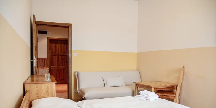 Pobyt v rustikálním hotelu z roku 1813 v historickém centru Týnce: snídaně i rodinná vstupenka na hrad