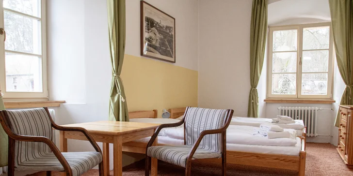 Pobyt v rustikálním hotelu z roku 1813 v historickém centru Týnce: snídaně i rodinná vstupenka na hrad