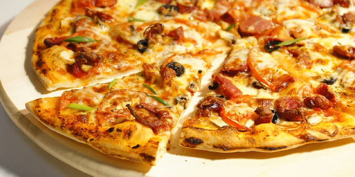 2 nebo 4 půlmetrové pizzy s rozvozem po Pardubicích: na výběr 23 druhů s rajčatovým i smetanovým základem