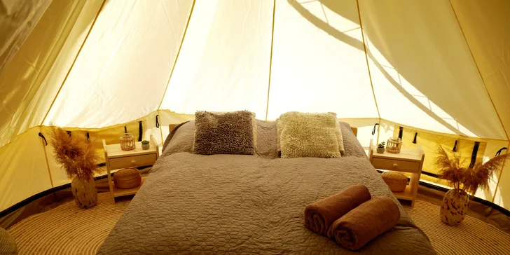 Glamping na Slovácku: ubytování až pro 4 os. ve stanu na kopečku u vinohradu, balíček s moravským vínem