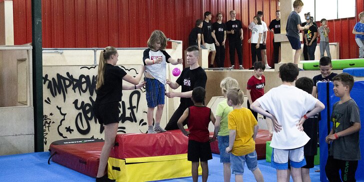 Celodenní trénink a zábava v parkourové hale Improve Yourself Academy pro děti od 4 let