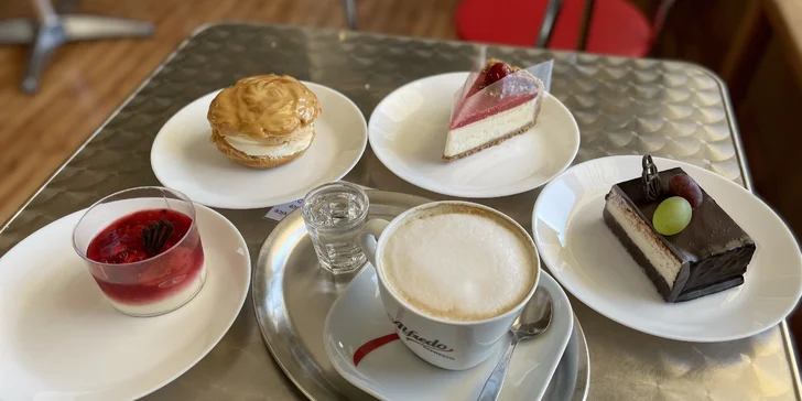 Sladké chvíle ve Vršovicích: báječný zákusek a káva podle vašeho gusta