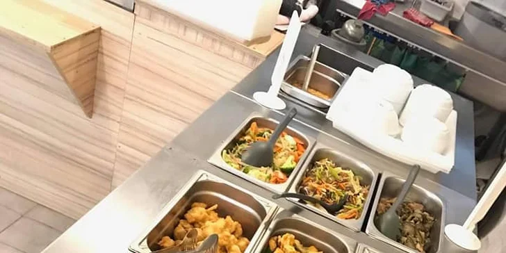 Vietnamský bufet v centru Brna: talíř jídla z denní nabídky, miska polévky a nápoj