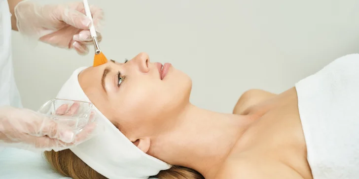 Čištění pleti pomocí UZ špachtle i chemického peelingu, karboxyterapie či relaxační masáž obličeje