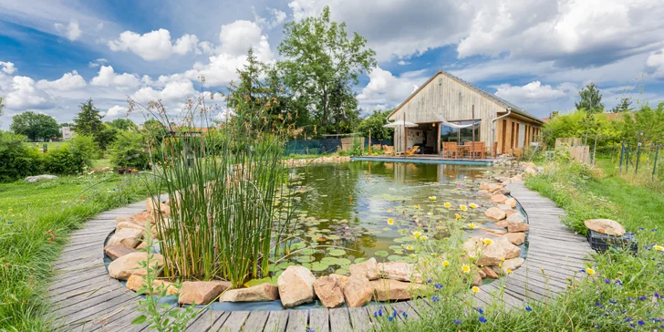 Komfort v sepětí s přírodou Polabí: domek s noclehem až pro 14 osob, biotop i sauna