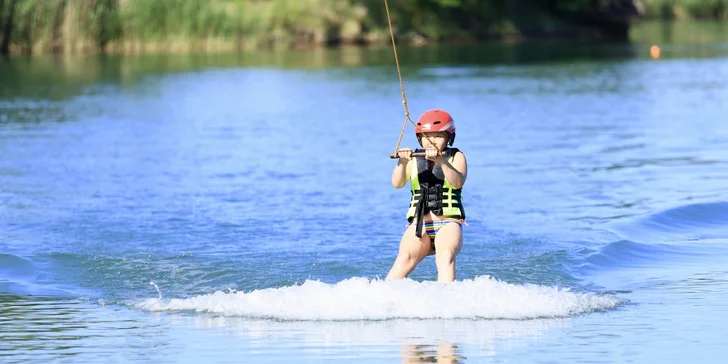 Jízda na prkně po vodní hladině: 60 minut wakeboardingu na vleku pro 2–4 osoby