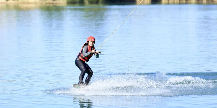 Jízda na prkně po vodní hladině: 60 minut wakeboardingu na vleku pro 2–4 osoby