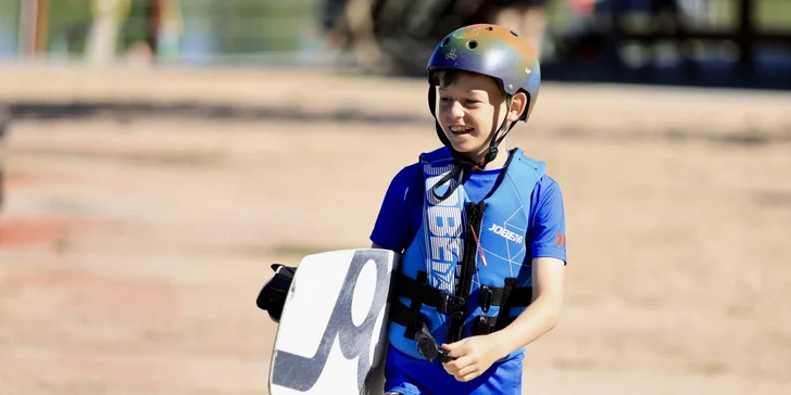 Jízda na prkně po vodní hladině: 60 minut wakeboardingu na vleku pro 2–4 osoby