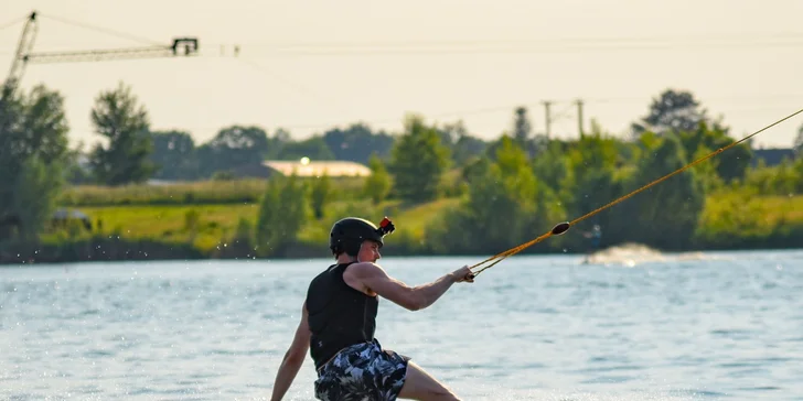 Jízda na prkně po vodní hladině: 60 minut wakeboardingu na vleku pro 2–4 osoby