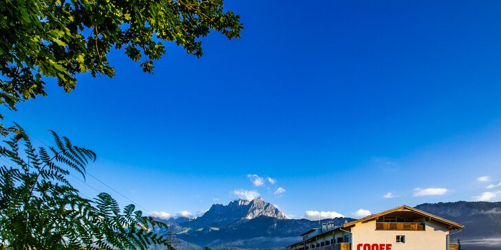 Dovolená v Kitzbühelských Alpách v Tyrolsku: krásný hotel se snídaní či polopenzí a relax zónou