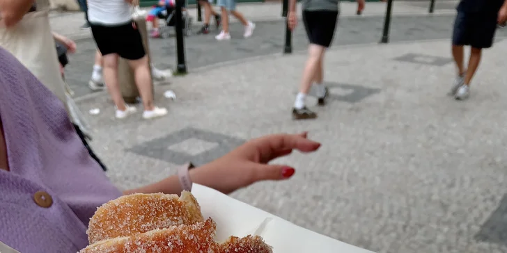 Voňavá pochoutka v centru Prahy: sladký trdelník i nápoj pro jednoho či pár