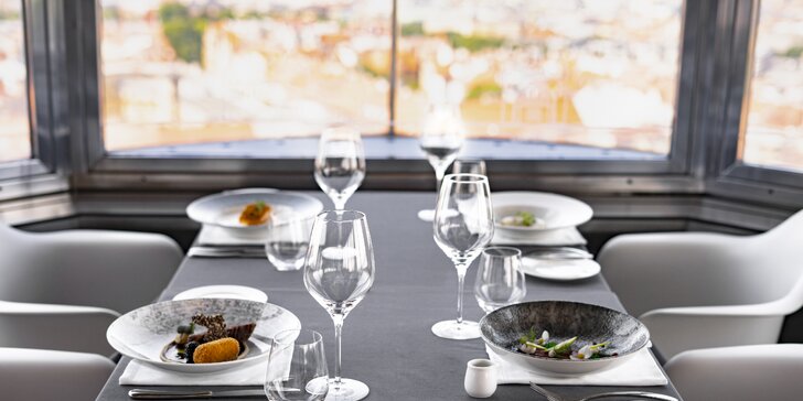 Luxusní 5chodové menu v Žižkovské věži: bujabéza, risotto, kachní prsa, dezert a koktejl
