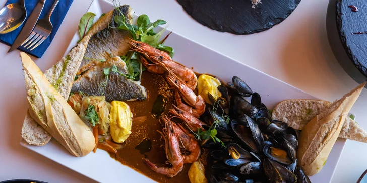 Francouzské menu pro 2 osoby: bouillabaissa s rybami a mořskými plody i dezert, kuchař s michelinskou praxí