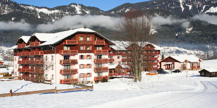Zimní dovolená v regionu Dachstein West: polopenze, wellness, 2 km od skiareálu, děti zdarma