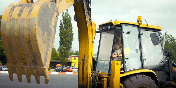 Dětská autoškola pro budoucí řidiče od 5 do 18 let: osobní či nákladní auto i bagrování