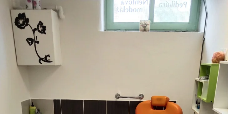 Péče o vaše nohy: mokrá pedikúra s možností laku, gel laku, P–shine nebo i masáže