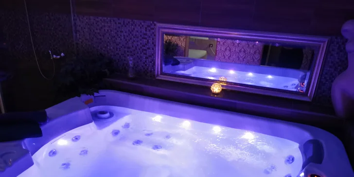 Privátní wellness se saunou a vířivkou: 2 hodiny relaxace, víno i posezení u krbu