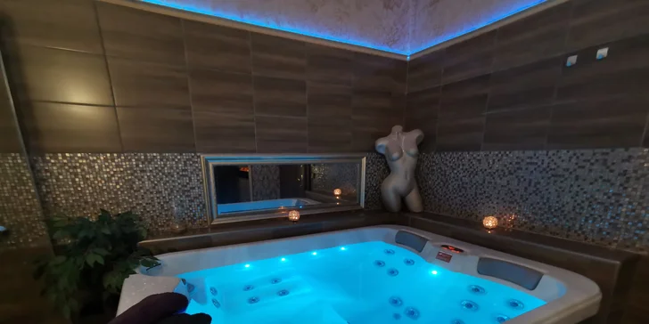 Privátní wellness se saunou a vířivkou: 2 hodiny relaxace, víno i posezení u krbu