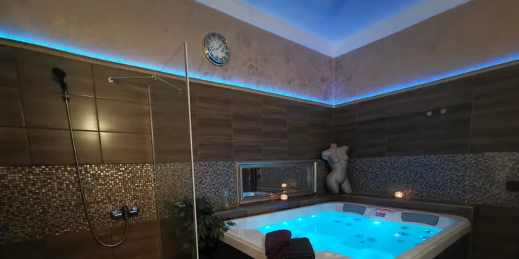 Privátní wellness se saunou a vířivkou: 2 hodiny relaxace, víno i posezení u krbu