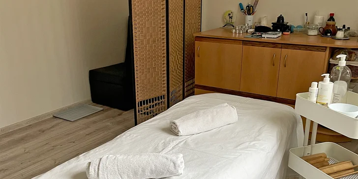 Maderoterapií proti celulitidě: relaxace s masáží hýždí, nohou i břicha dřevěnými válečky
