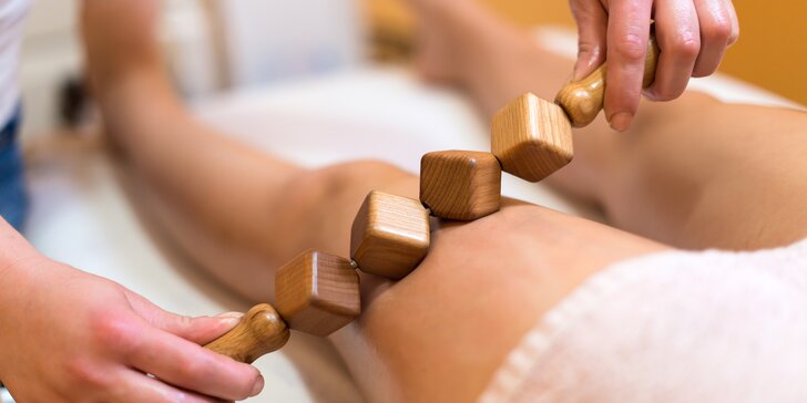 Maderoterapií proti celulitidě: relaxace s masáží hýždí, nohou i břicha dřevěnými válečky