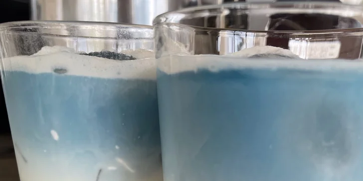 Veganské bubble tea i pro dva: 0,5 l ledového čaje s příchutí manga, broskve i matchy