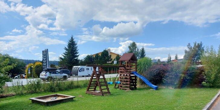 Dovolená s rodinou i partou přátel u Lipna: rekreační dům s bazénem a hřištěm až pro 10 lidí