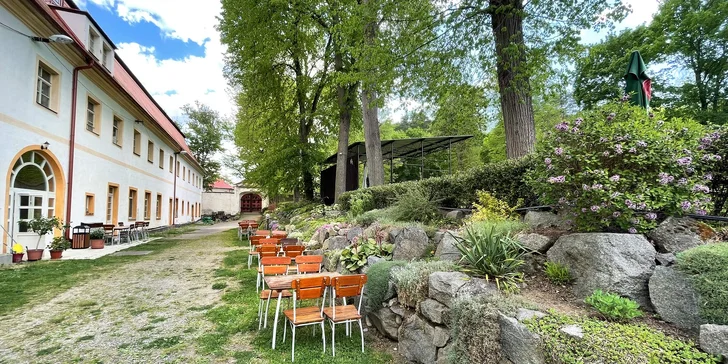 Pobyt v rustikálním hotelu z roku 1813 v historickém centru Týnce: snídaně i rodinná vstupenka na hrad