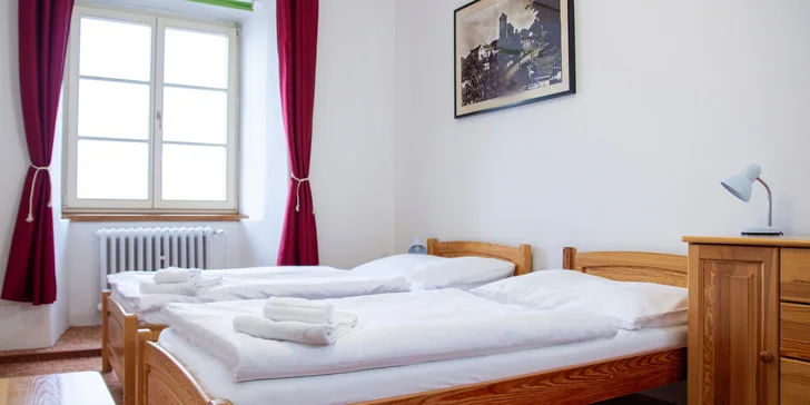 Pobyt v rustikálním hotelu z roku 1813 v historickém centru Týnce: snídaně i rodinná vstupenka na hrad