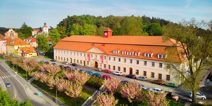 Pobyt v rustikálním hotelu z roku 1813 v historickém centru Týnce: snídaně i rodinná vstupenka na hrad