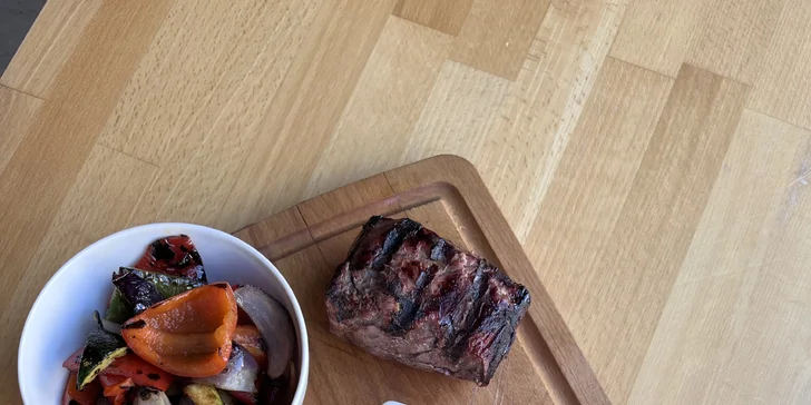 Degustace hovězích steaků pro dva: hovězí svíčková, vysoká roštěná i argentinské víno