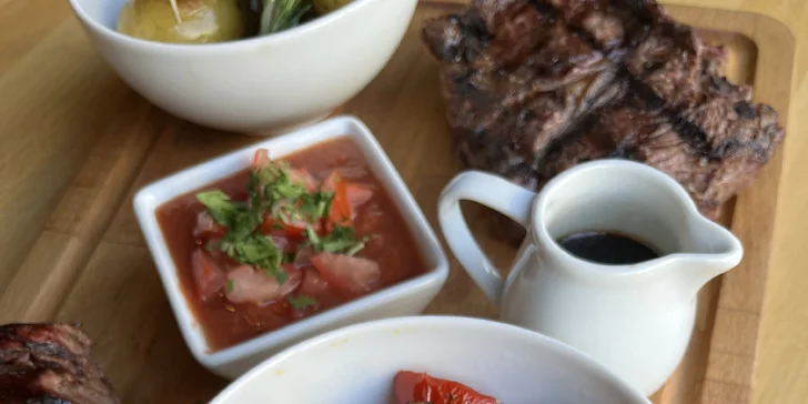 Degustace hovězích steaků pro dva: hovězí svíčková, vysoká roštěná i argentinské víno