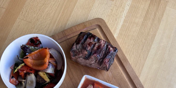 Degustace hovězích steaků pro dva: hovězí svíčková, vysoká roštěná i argentinské víno