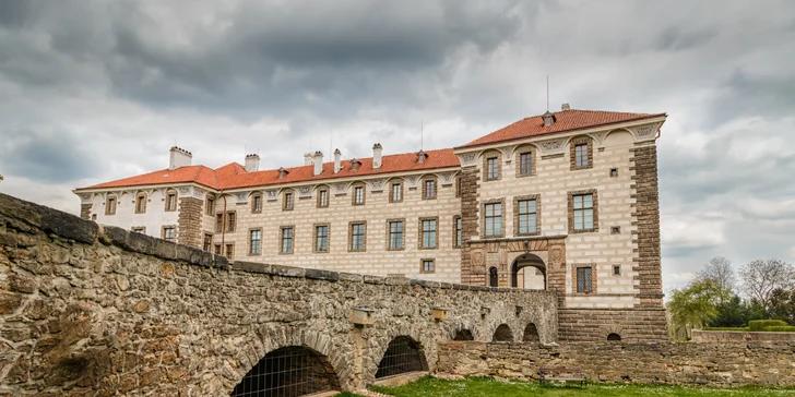 Romantický pobyt na vodě: ubytování na zakotvené lodi se snídaňovým košem a wellness sudem