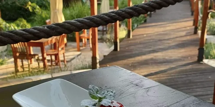 Tříchodové menu pro 2 osoby: carpaccio či krevety, losos nebo steak a smetanový dortík