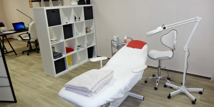 Permanentní make-up obočí pudrovou metodou a i make-up horních očních linek, až na 3-5 let