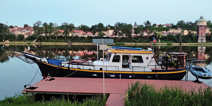 Romantický pobyt na vodě: ubytování na zakotvené lodi se snídaňovým košem a wellness sudem