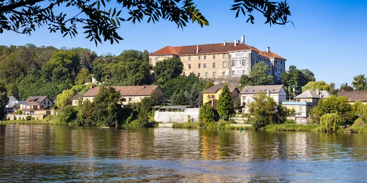 Romantický pobyt na vodě: ubytování na zakotvené lodi se snídaňovým košem a wellness sudem