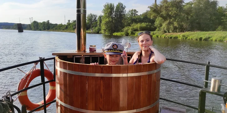 Romantický pobyt na vodě: ubytování na zakotvené lodi se snídaňovým košem a wellness sudem
