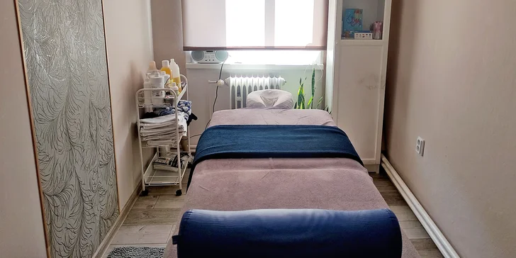 Hloubková masáž v délce 90 minut a terapie světlem: office masáž, proti stresu, bolesti svalů i astma