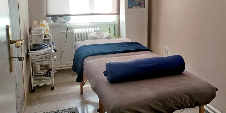 Hloubková masáž v délce 90 minut a terapie světlem: office masáž, proti stresu, bolesti svalů i astma