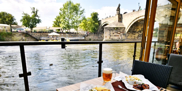 Menu s výhledem na Karlův most: pečená žebra nebo křídla, hranolky i pivo