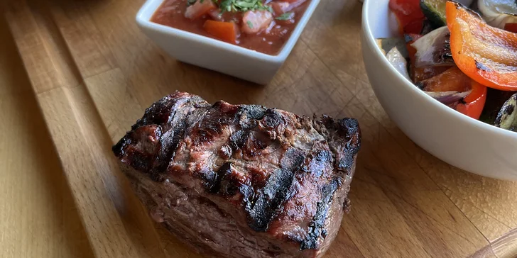 Degustace hovězích steaků pro dva: hovězí svíčková, vysoká roštěná i argentinské víno