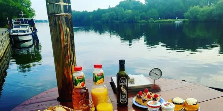 Romantický pobyt na vodě: ubytování na zakotvené lodi se snídaňovým košem a wellness sudem