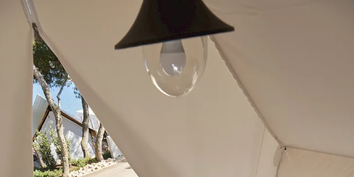 Glamping ve zbrusu novém resortu na jihu Rakouska: luxusní stan nebo tree house, vstupy do vodního světa