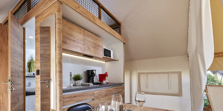 Glamping ve zbrusu novém resortu na jihu Rakouska: luxusní stan nebo tree house, vstupy do vodního světa
