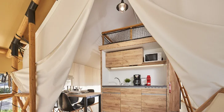 Glamping ve zbrusu novém resortu na jihu Rakouska: luxusní stan nebo tree house, vstupy do vodního světa