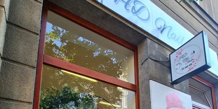 Zdravé nehty: klasická manikúra i kombinovaná pedikúra vč. masáže