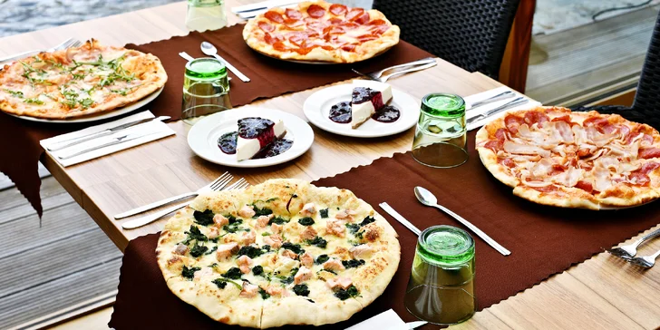 Pizza a cheesecake u Karlova mostu: posezení s výhledem i odnos s sebou